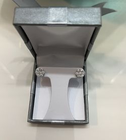 Floral-inspired 1CTW lab-grown diamond studs—bright,luxurious & unforgettable.