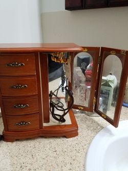 Jewelry cabinet