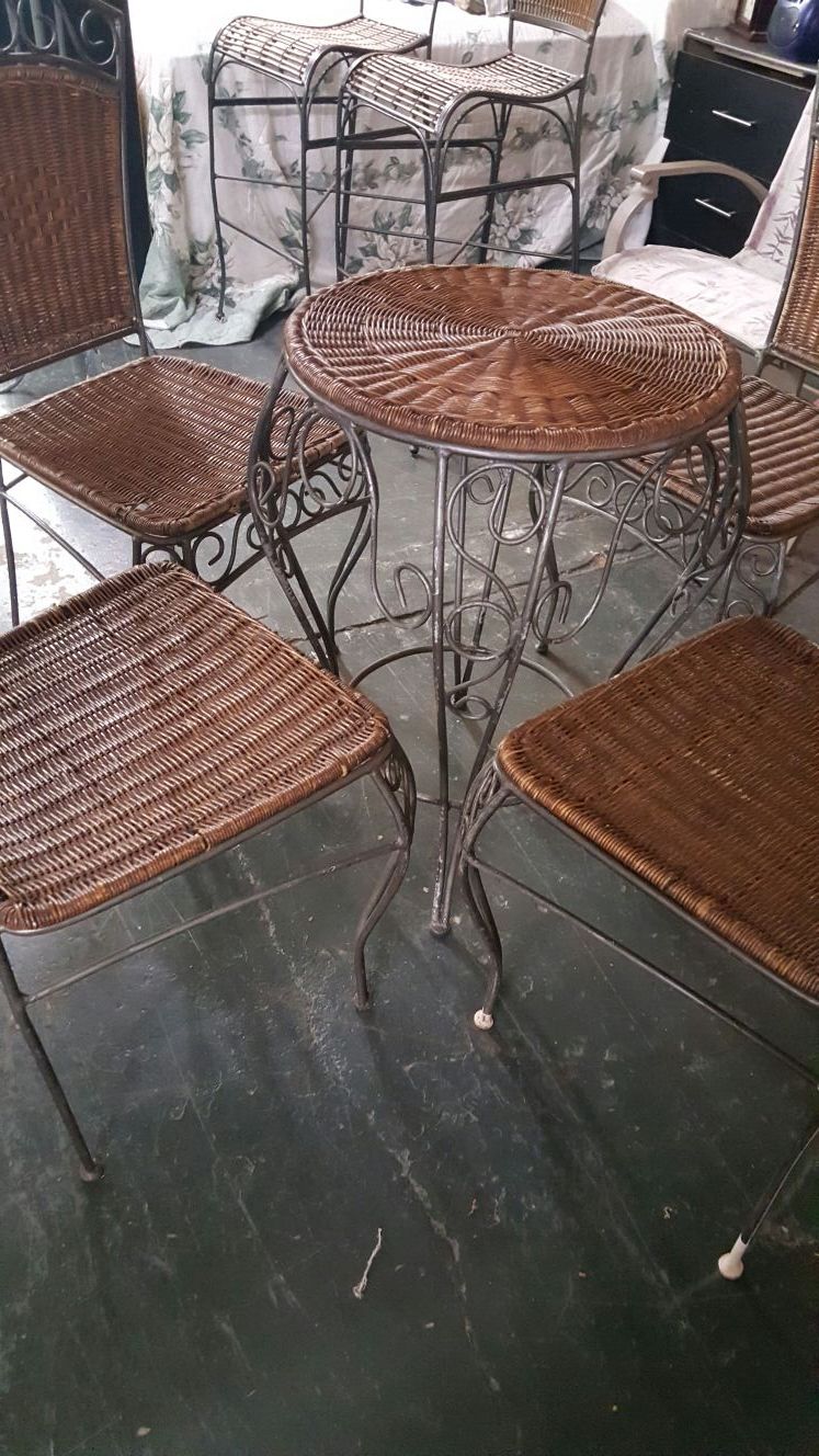 Beautiful wicker patio set with 4 chairs