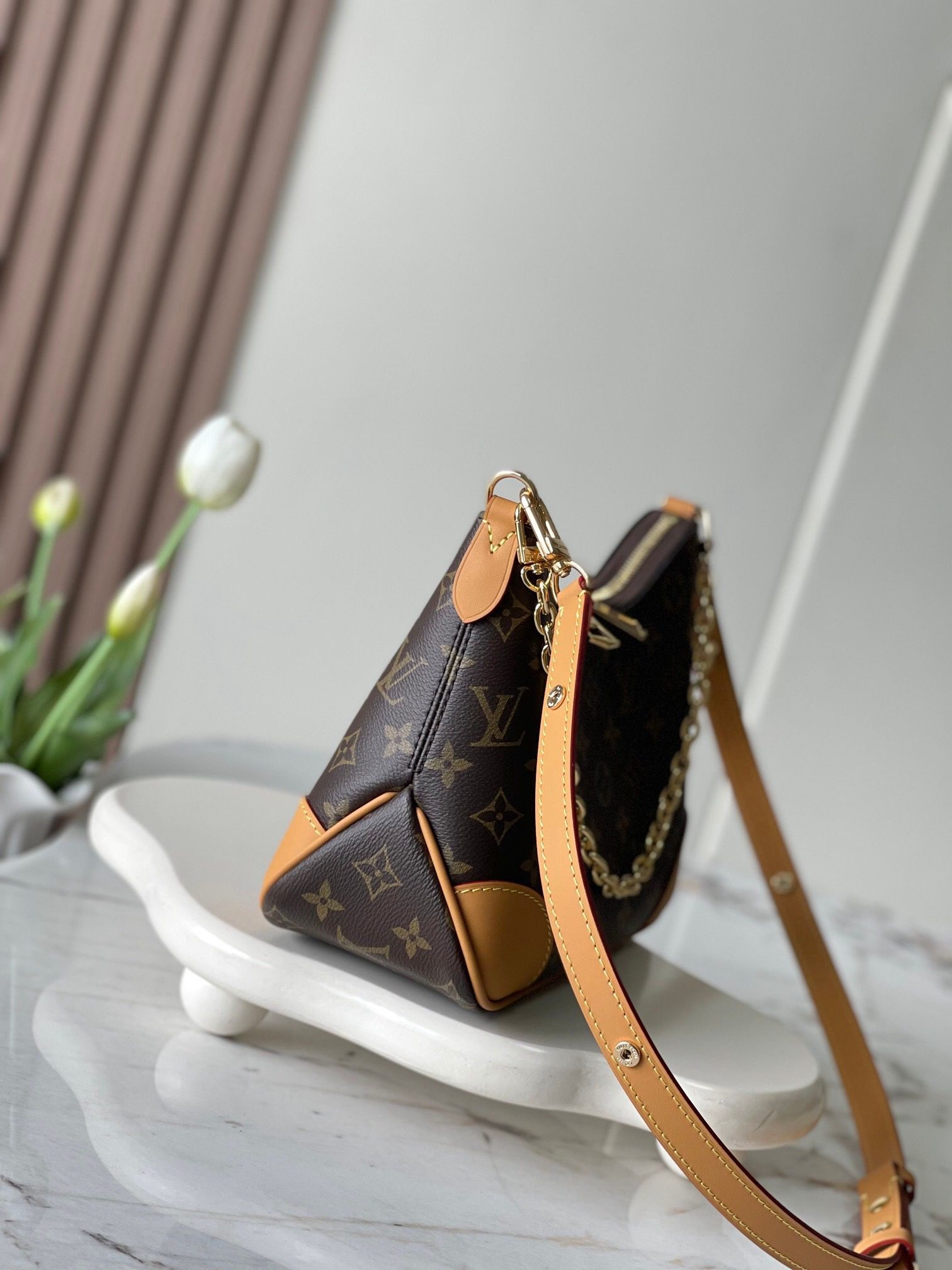 Amazing debut! LV Monogram armpit bag, cowhide trim and gold chain embellishment, fashionable and versatile, super eye-catching!(off176)