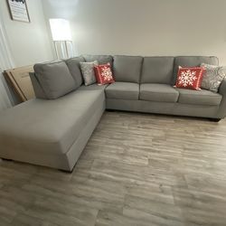 NICE GRAY SECTIONAL SOFA WITH CUSHION PILLOWS!