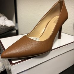 Michael Michael Kors Dorothy Pump Size 6