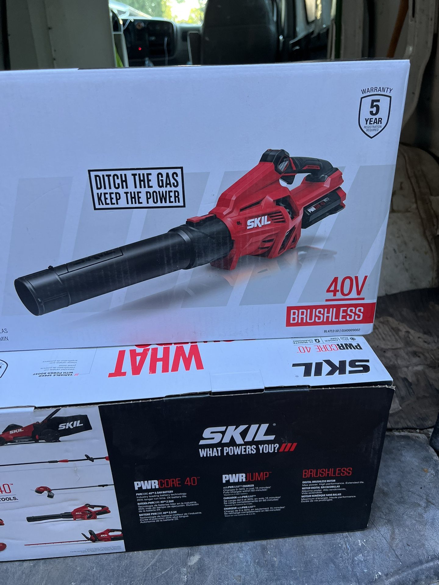 SKIL Brushless 40V Electric Leaf Blower 2.5 Ah With Battery and Charger