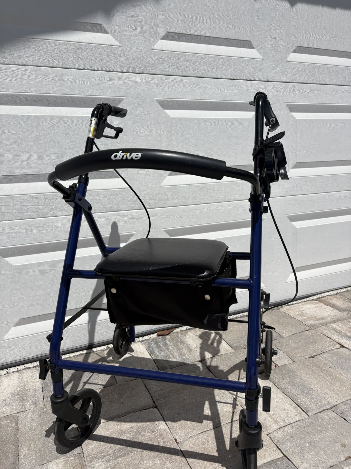 ROLLATOR WALKER w/seat
