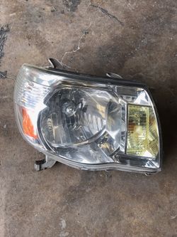 07 Tacoma Right Headlight