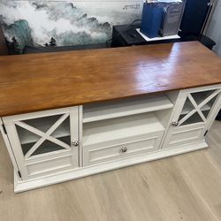 TV stand / Media console / Entertainment center