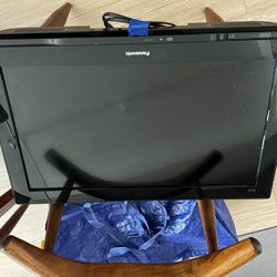 Panasonic 24” Flat Tv With Wall Mount. 
