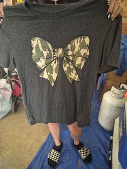 Dark gray camouflage bow tshirt