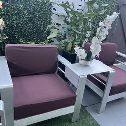 Beautiful bistro set in good condition.