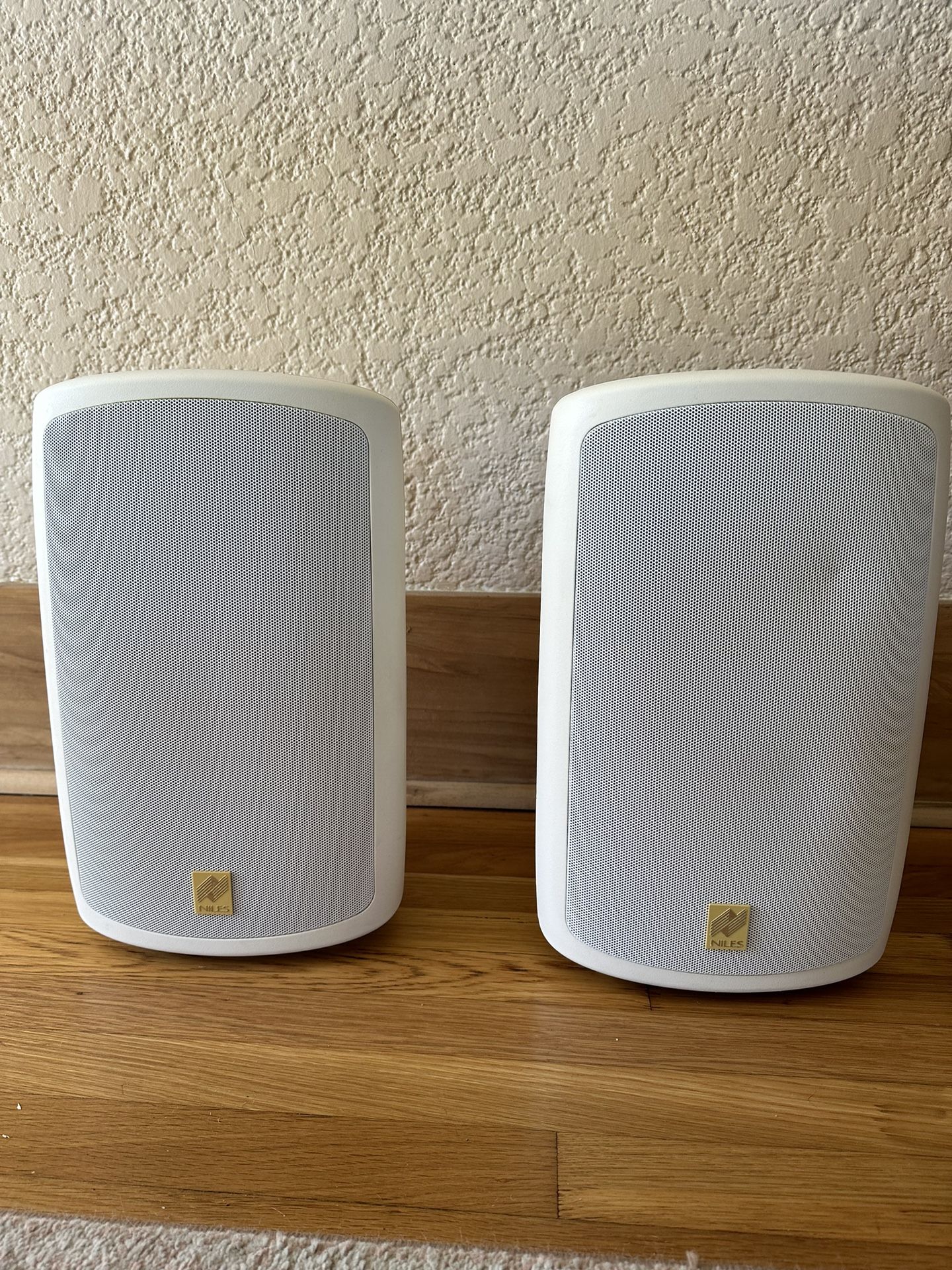 Pair Of Niles OS 7.5 Indoor / Outdoor Speakers White