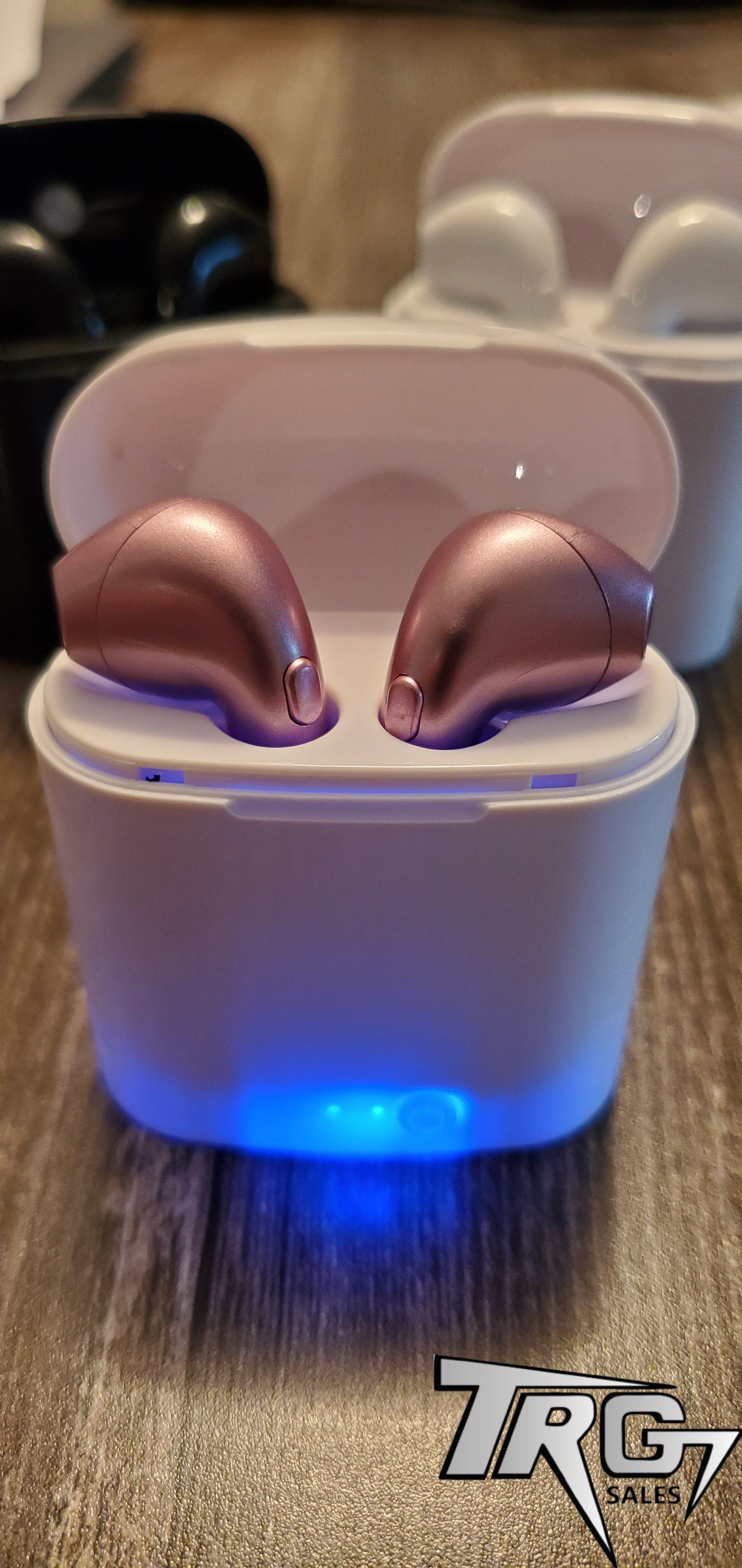 🔥*ROSE GOLD* BRAND NEW 🎶EARPODS FOR ANDROID AND IPHONES. 🔥