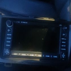 2009 Honda CR-V  Factory Radio With Navigation Perfect Working Condition I  Install aftermarket Radio   $150 
