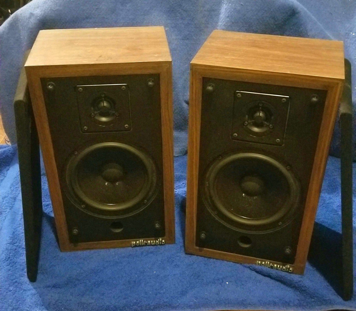 set of Polk audio shelf speakers