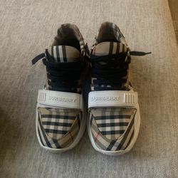 Beige Low Top Burberry Sneakers 