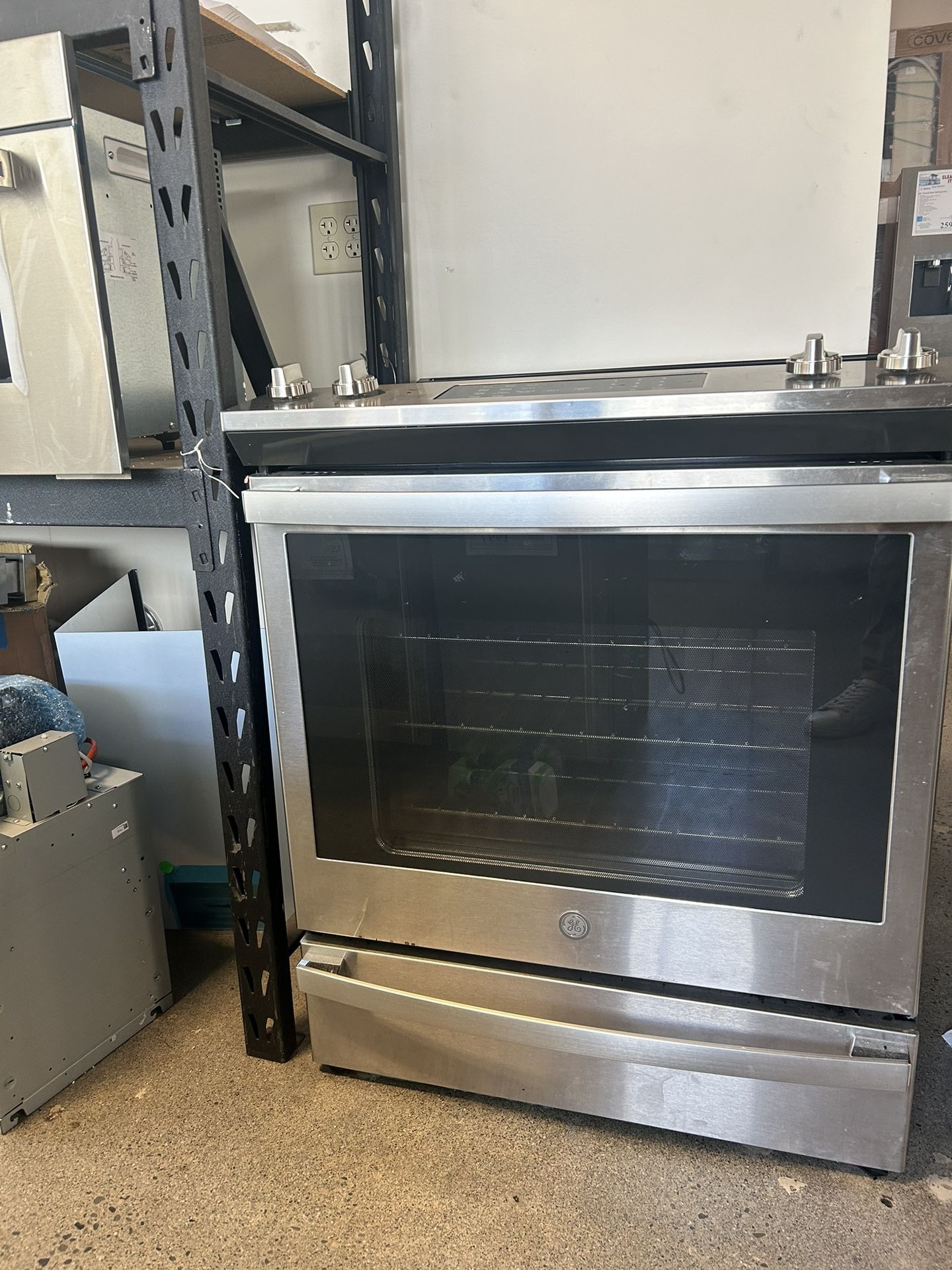 GE Electric Slide In Range for Sale in Redmond, WA - OfferUp