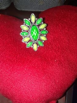 Pretty Green Leaf Costume Ring