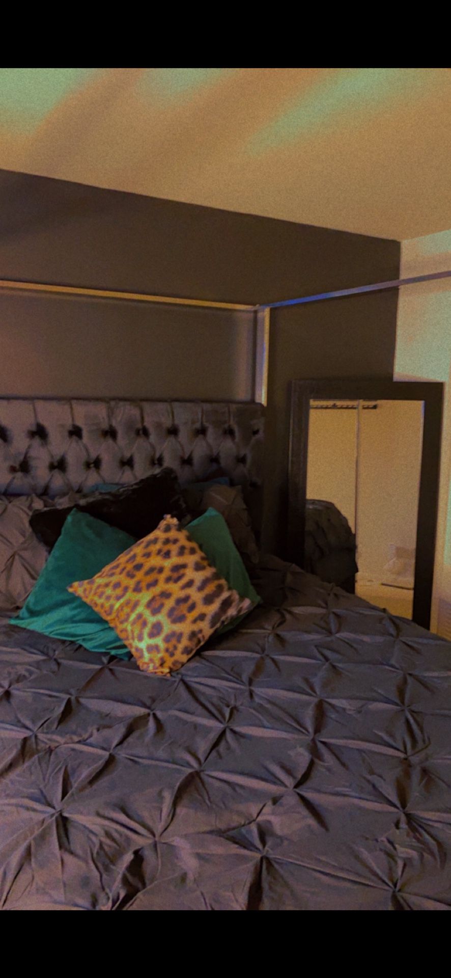 Queen canopy Bed