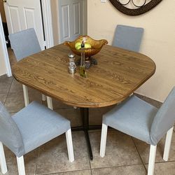 Kitchen dining table from ikea with 4 chairs excellent condition H30 42X42 free delivery 