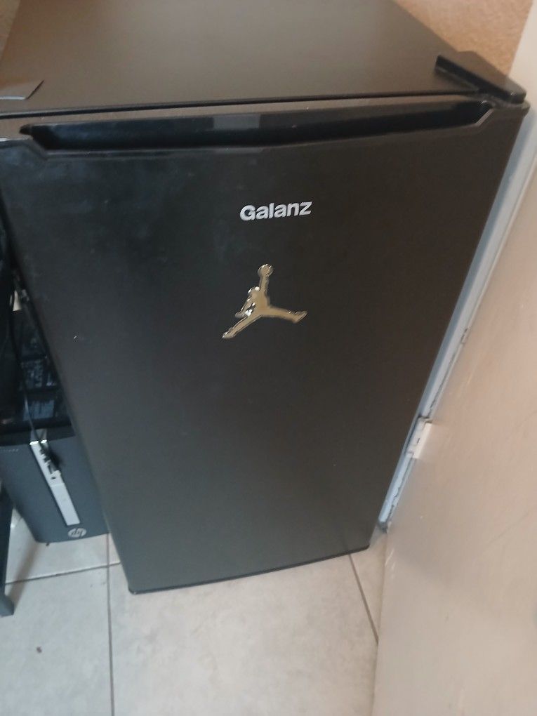 Mini Fridge For Sale Excellent Condition  Mini refrigerador en venta Excelente estado