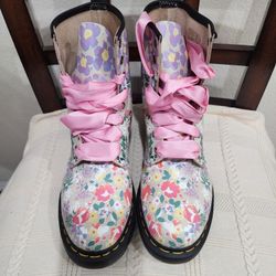 DR MARTENS SIZE 10 UK 42  BRAND NEW