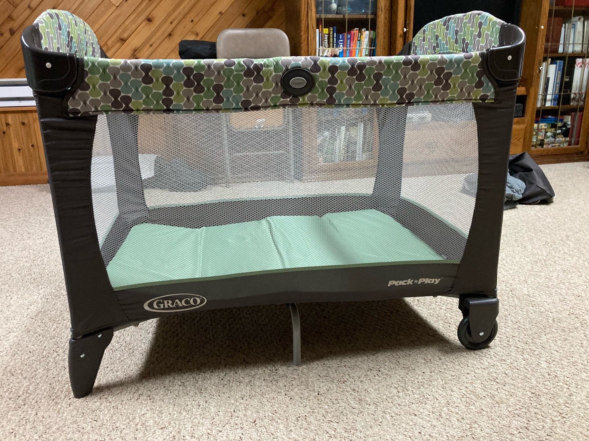 Graco Pack & Play with Bassinet and Changing Table