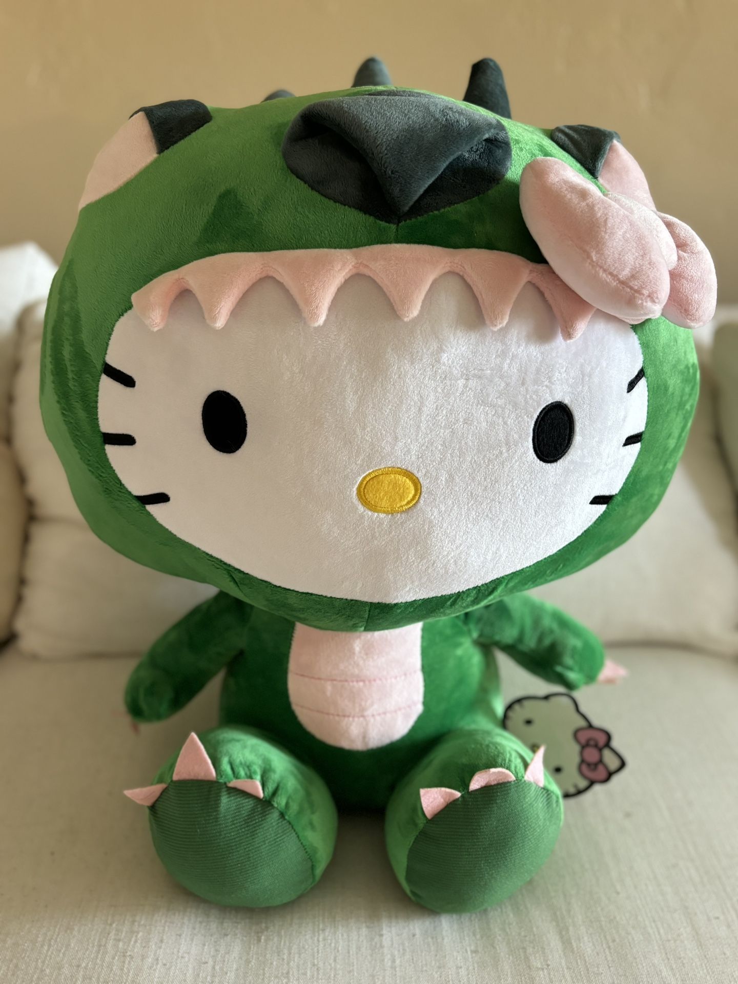 Hello Kitty, Dino Doll.