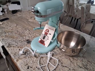 KitchenAid mixer professional 5 in brand new condition 275$ no less!