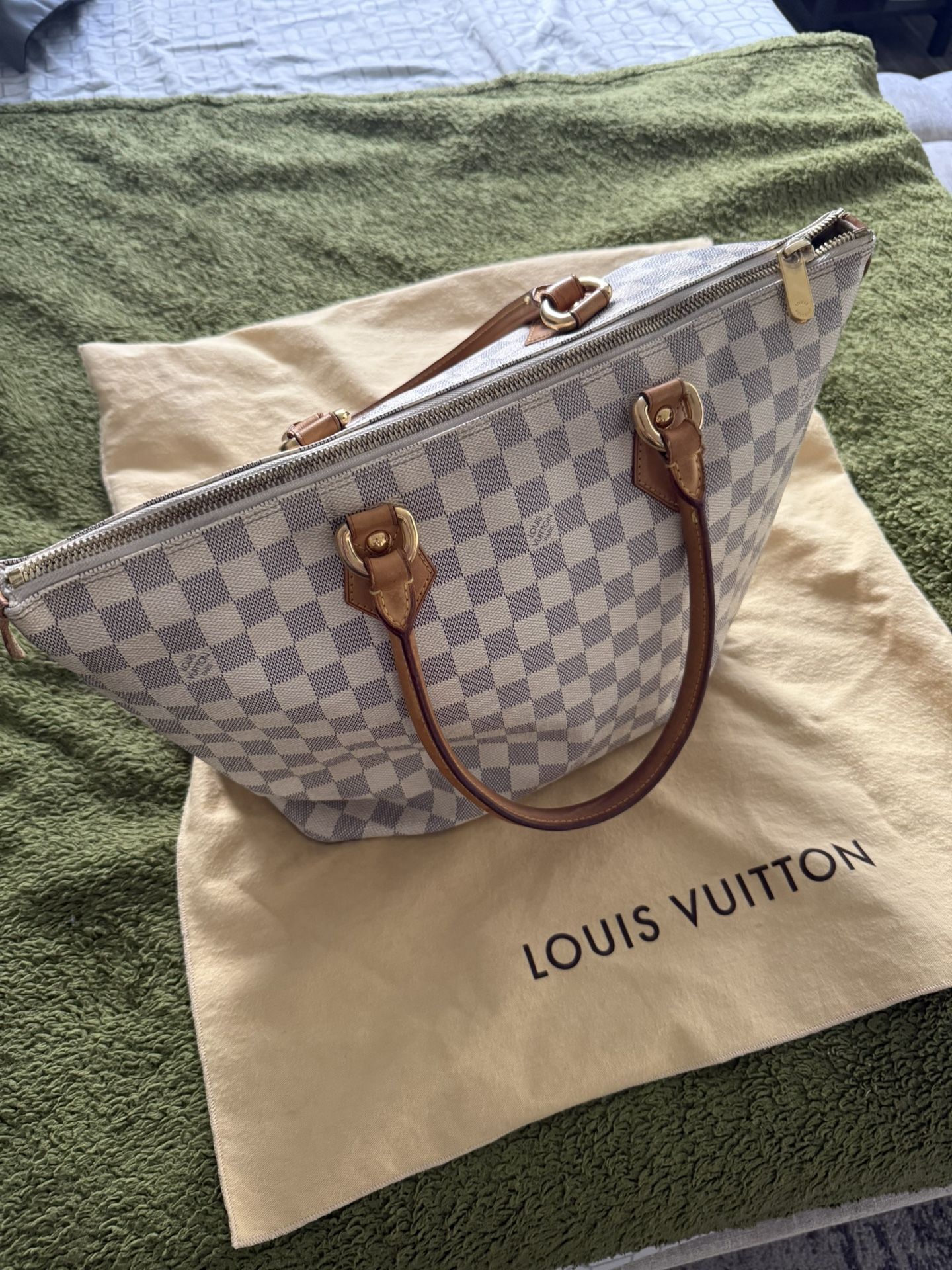 Louis Vuitton Neverfull Bag