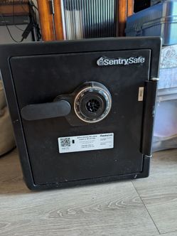 I safe with a broken knob but works.