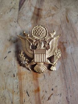 US Military Eagle Cap Badge Gold Tone