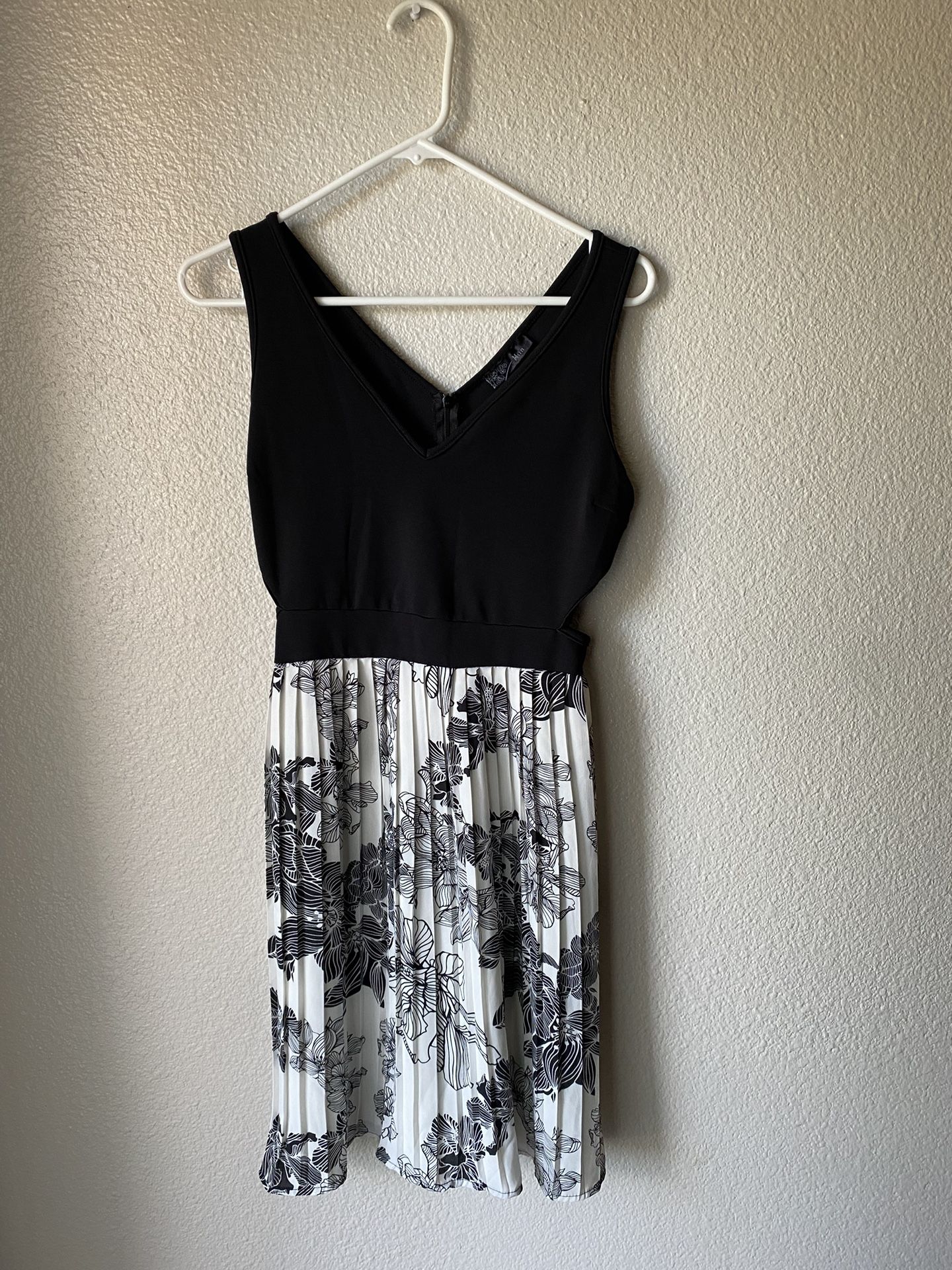 Brand new womans Miin brand black and white colored dress up for sale