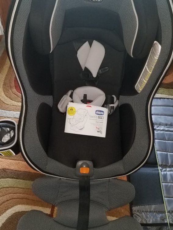 Chicco NextFit Zip Convertible Car Seat - Excellent