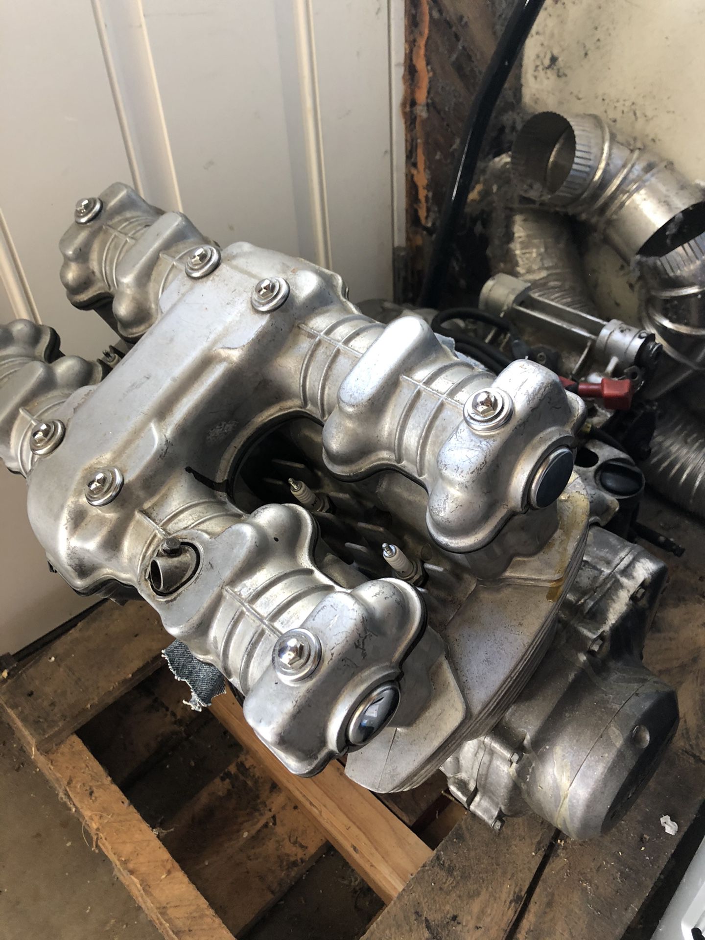 Honda CB750 DOHC Engine With Carbs Carbs Need Rebuild