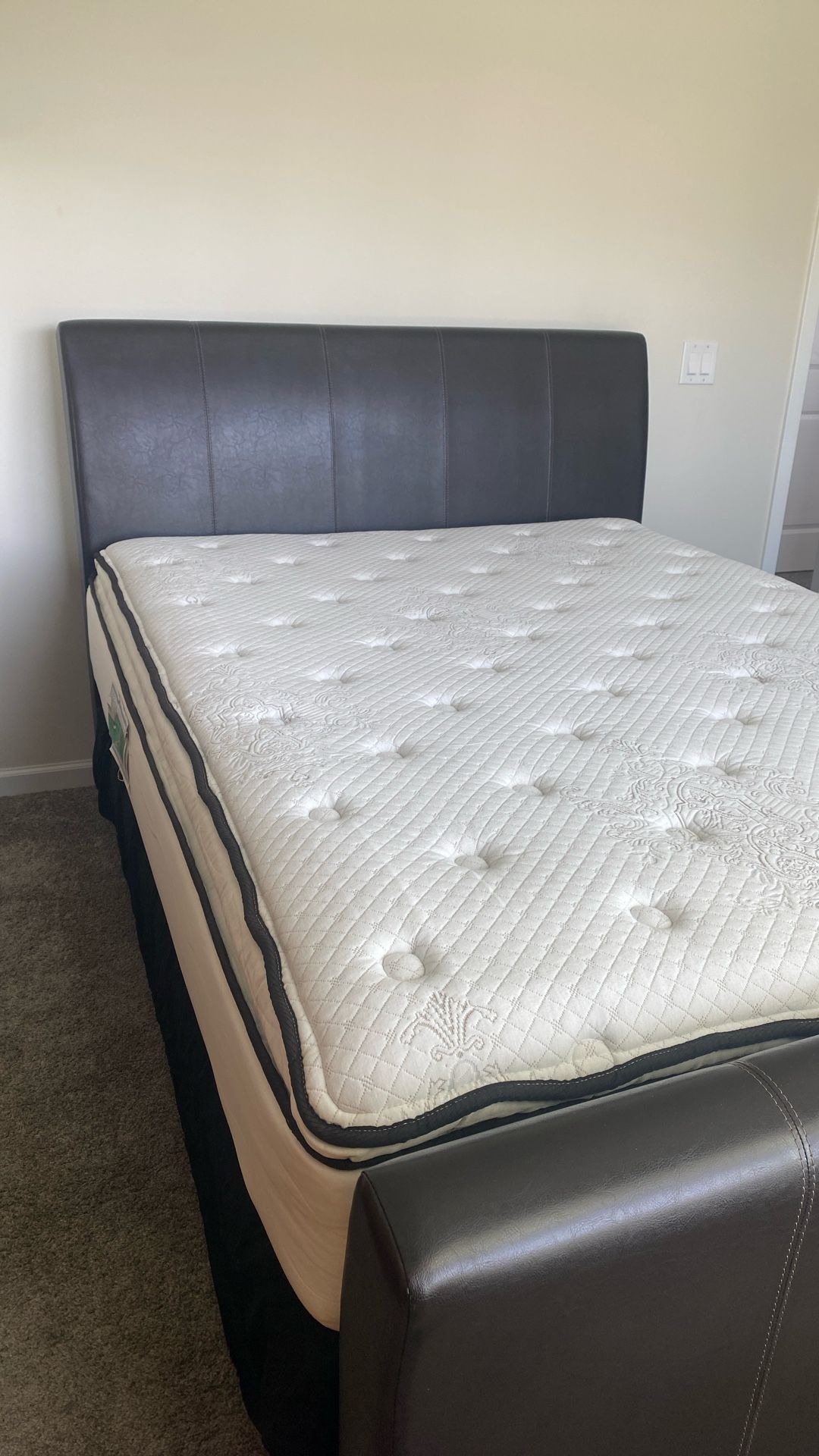 🛏️ Queen Faux Leather Bed Frame with Plush Mattress – Excellent Condition!$250
