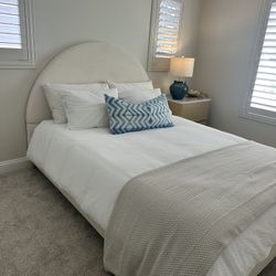 Queen Bed- Like New (Retail $380)