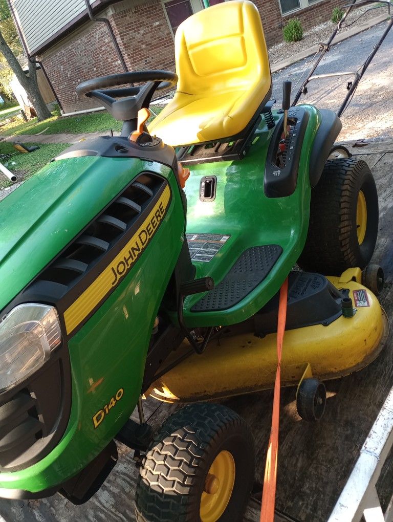 John Deere D140