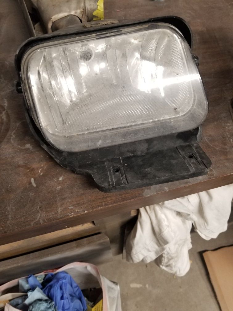 2003-2006 Chevy silverado LH fog lamp OEM
