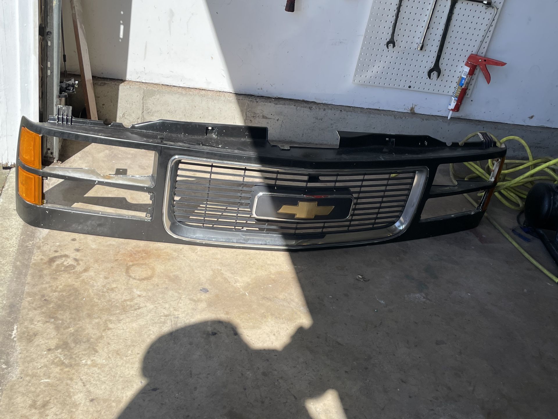 1995/1998 gmc grill with chevy emblem