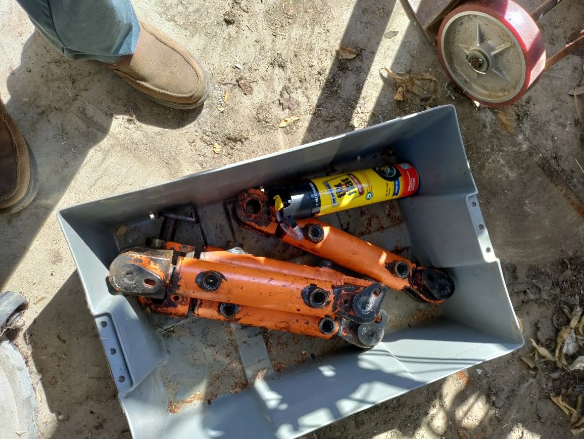 2006 Hydraulic Lift Cylinders