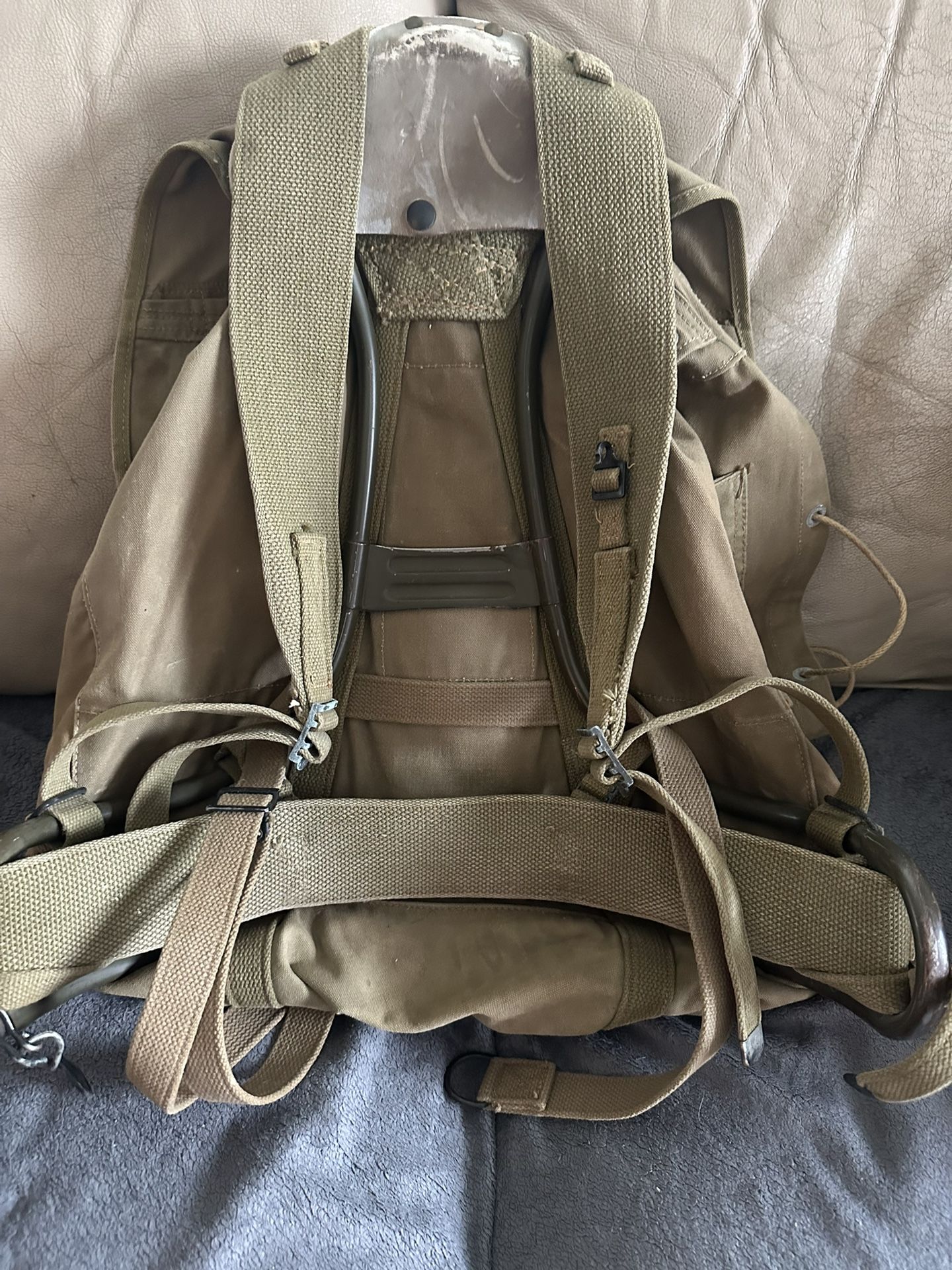 1943 WWII US Army Military Hinson Backpack w/Metal Frame