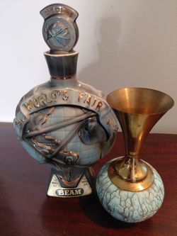 Vintage 1964 Worlds Fair New York Jim Beam Bourbon whiskey decanter. 12 " 4/5 / vase