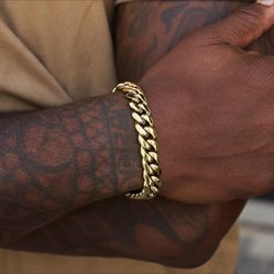 Signature Cuban Link Bracelet in Yellow Gold
