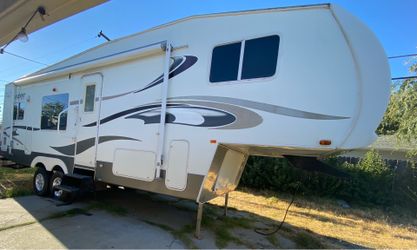 2007 FOREST RIVER 5TH WHEEL TRAVEL  TRAILER WITH SLIDE OUT 29”FOOT
