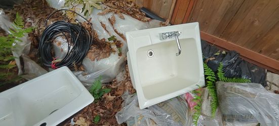 LAUNDRY SINK. 25"