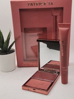 PATRICK TA 

Major Headlines Double-Take Crème & Powder Blush Duo & Lip Balm Makeup Gift Set

🌸 (TOP COLOR HAS A SMUDGE)🌸

The Something Sweet Set C
