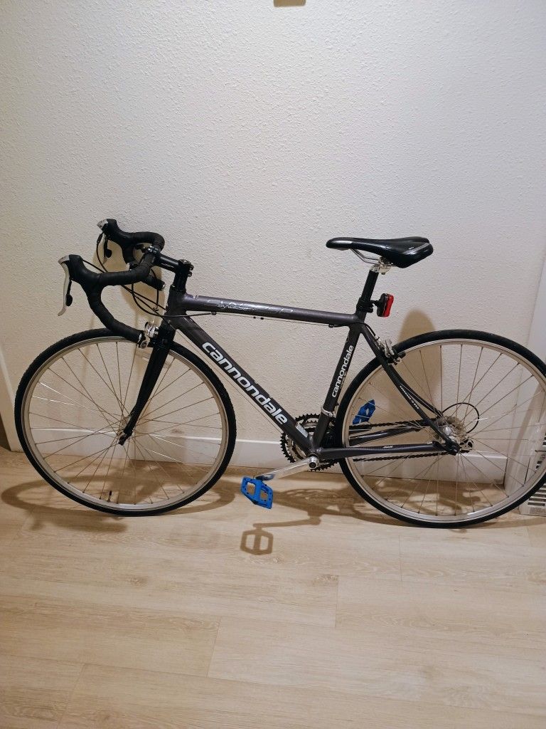 Cannondale Synapse 50CM Frame Alloy Aluminum 1 Disk Road bike (9speed) Attachments Included