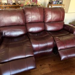 Electric Burgundy Leather 3 Seater Sofá Plus Free Area Rug