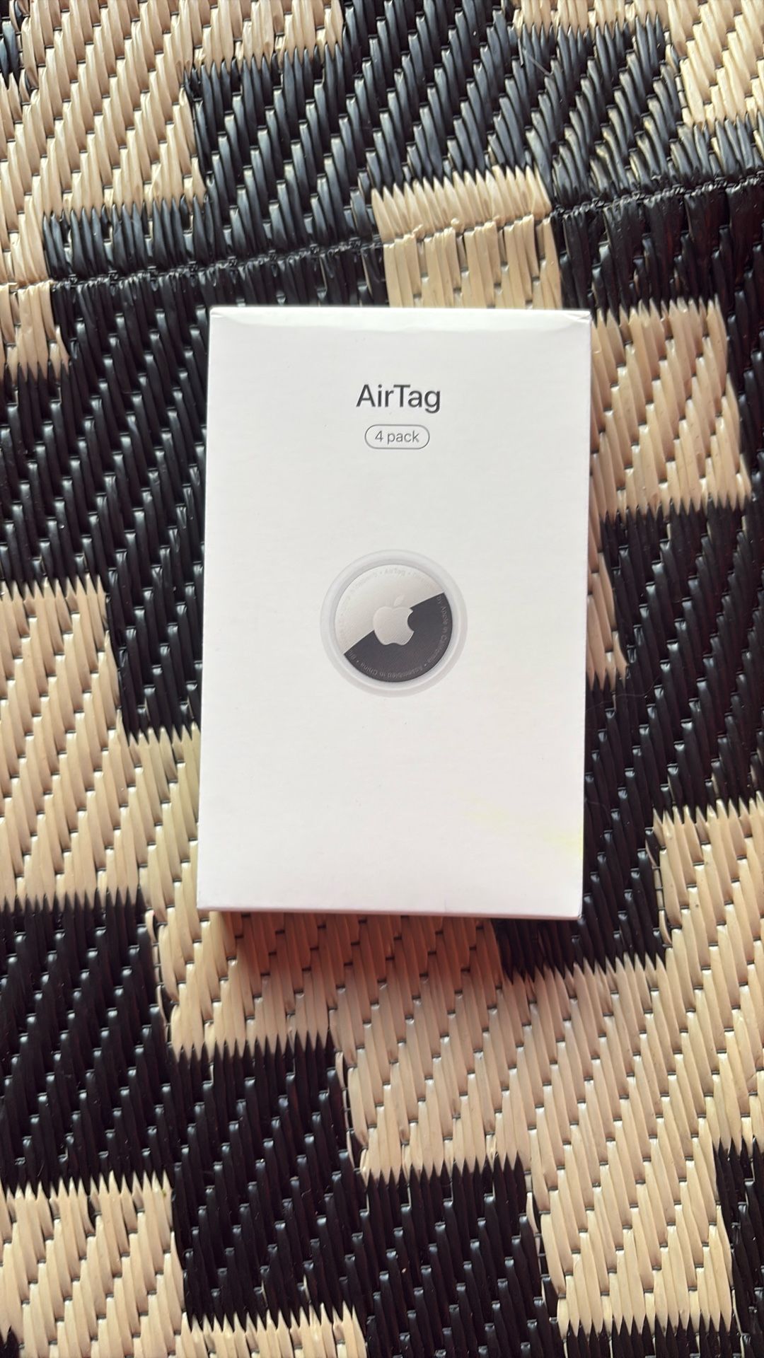 Apple 4 Pack AirTags & EarPods