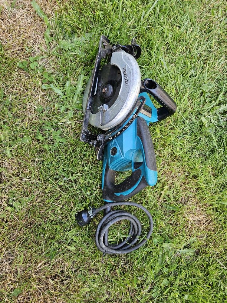 Makita 5477NB-R 7-1/4 in. Saw $70