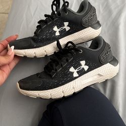 Boys Under Armour Size 3.5
